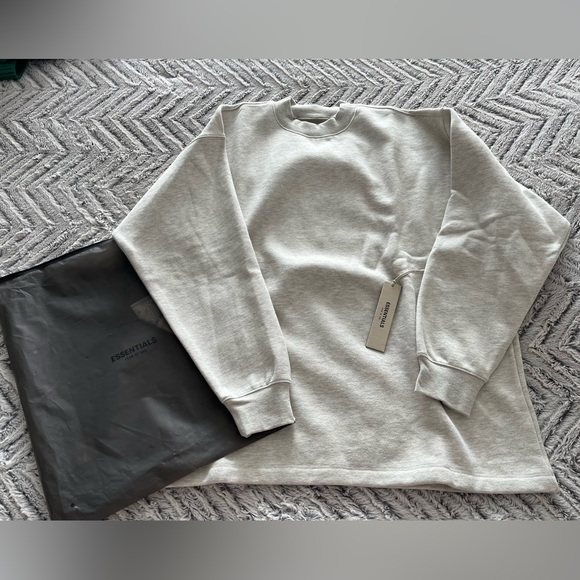 (SOLD) Essentials Fear of God Relaxed Crewneck - Picture 3 of 15